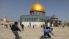Snimatelj pada dok izraelski policajac trči za njim tokom sukoba s Palestincima u kompleksu u kojem se nalazi džamija Al-Aksa, koja je muslimanima poznata kao Plemenito utočište, a Jevrejima kao Brdo hrama, u Starom gradu u Jerusalimu, 10. maja 2021.