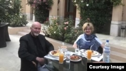پیتر رینولدز و همسرش باربی رینولدز در افغانستان - تصویر از آرشیف 