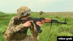 Морські піхотинці відпрацьовують патрулювання морського узбережжя в районі Скадовська, 29 квітня 2021 року