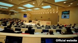 За традиционной по средам парламентской сессией сегодня общественность следила с особым интересом, поскольку ожидала дебюта «Свободных демократов» как оппозиционеров
