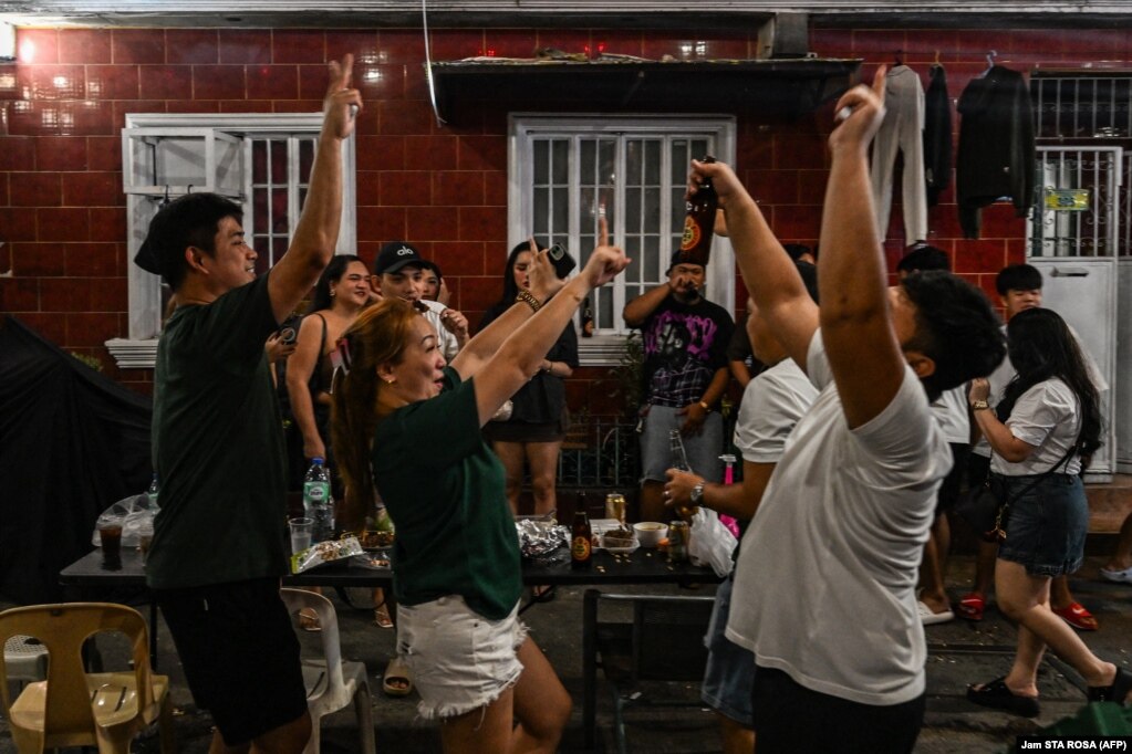 Disa persona duke vallëzuar e duke festuar në Makati të Filipineve më 1 janar 2026.