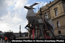 Скульптура «Олень» Жанни Кадирової у Празі