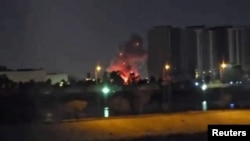 Дим і вогонь після повідомлень про удар по посольству США в Багдаді, 17 березня 2026 року