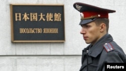 A police officer stands guard outside the Japanese Embassy in Moscow. (illustrative photo)