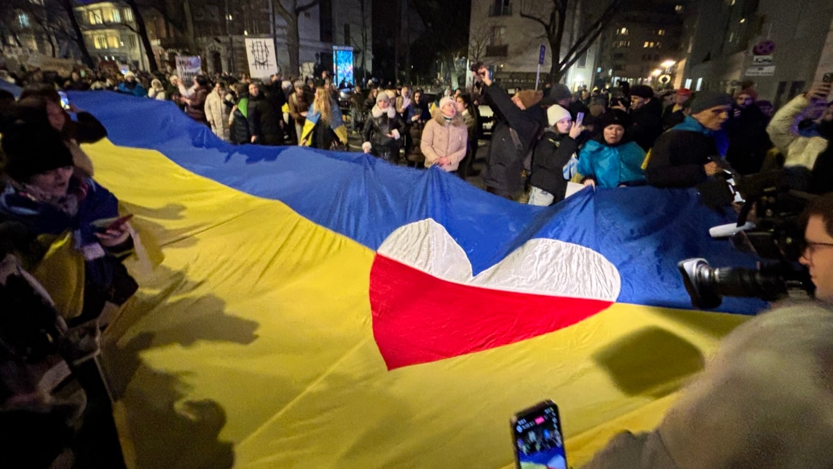 У Варшаві тисячі людей підтримали Україну на акції «Дякуємо, Україно»