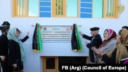 د افغانستان د اسلامي جمهوریت جمهور رئیس محمداشرف غني نن سهار د کونړ ولایت مرکز اسعد اباد ته له رسېدو وروسته د دغه ولایت د عامې روغتیا ادارې تعمیر پرانېست.
