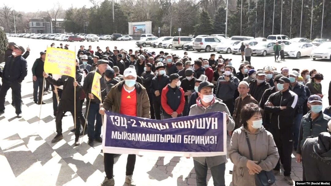 Өкмөт үйүнүн алдында топтолгондор. 2021-жылдын 25-марты. Сүрөт "Govori TV" телеканалынын түз эфиринен алынды.