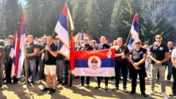 Bivši pripadnici Vojske Republike Srpske odaju počast u Hagu osuđenom ratnom zločincu Ratku Mladiću na skupu u Han Pijesku, 30. avgusta 2026.