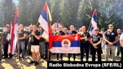 Bivši pripadnici Vojske Republike Srpske odaju počast u Hagu osuđenom ratnom zločincu Ratku Mladiću na skupu u Han Pijesku, 30. avgusta 2026.