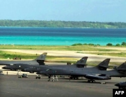 Бомбардировщики B-1B ВВС США на базе Диего-Гарсия. 2001 год