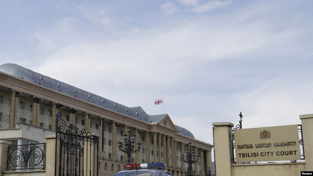 Зал заседания №2 городского суда Тбилиси рассчитан всего на 50 посетителей