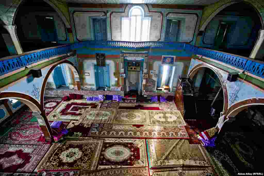 İkinci mərtəbədən məscidin ümumi görünüşü.