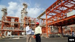 File photo: Iranian workers are seen at the South Pars gas field near the southern Iranian port of Assalouyeh, November 19, 2015