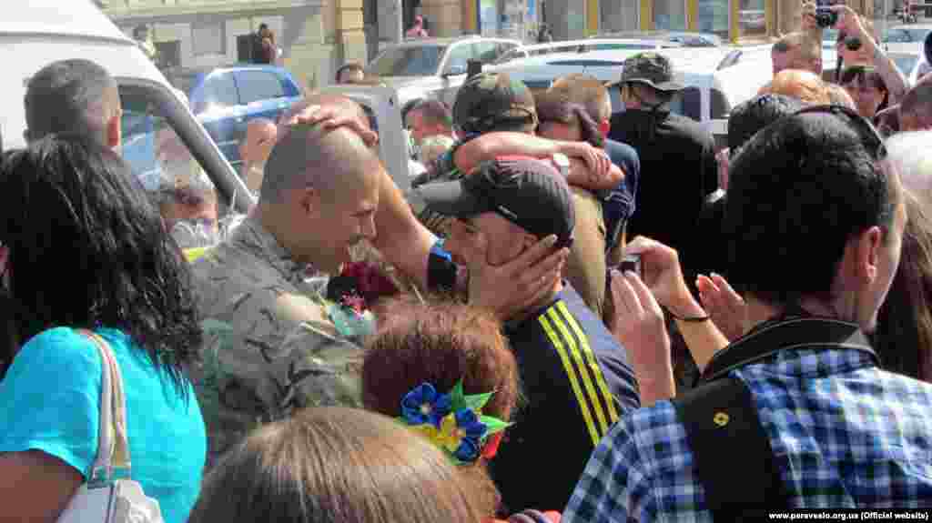 Кіровоградці зустріли бійців, яким вдалось вирватись з &laquo;Іловайського котла&raquo;. ВІДЕО:&nbsp;http://goo.gl/wAWRlg