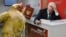 Коллаж: президент России Владимир Путин, курица и филиал многофункционального центра