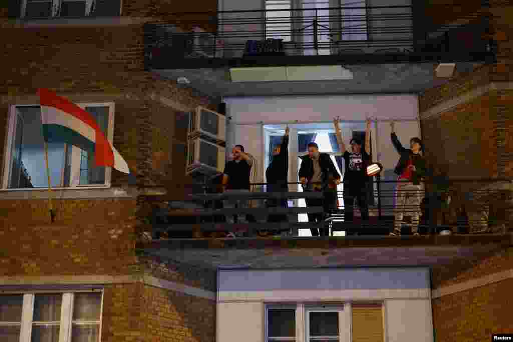 Ljudi slave na balkonima zbog pobjede Petera Mađara