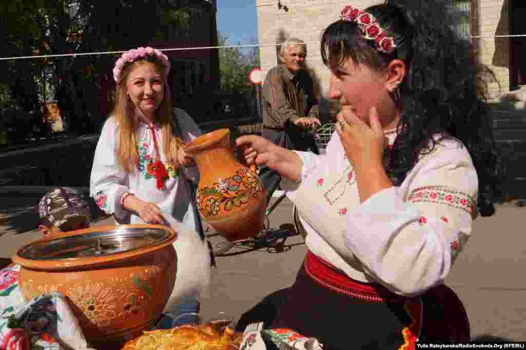 Цього дня центр селища перетворили на пішохідну зону