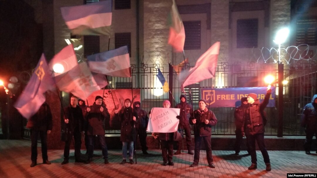 Активисты ранее также пикетировали российские посольства