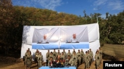 جنگجویان پ‌کاکا در مراسم خلع‌سلاح در کوه‌های قندیل، شمال عراق، ۴ آبان