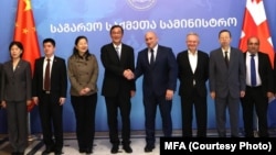ჩინეთის ელჩი ჭოუ ციენი საგარეო საქმეთა მინისტრის მოადგილე ალექსანდრე ხვთისიაშვილთან ერთად