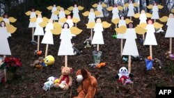 Тимчасовий меморіал жертвам стрілянини в школі Sandy Hook у Ньютауні