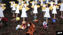 Сэнди Хук мектебінде қайтыс болған балаларды еске алу шарасы. АҚШ, Коннектикут шататы, 16 желтоқсан 2012 жыл.