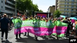 Demonstranti drže transparent sa natpisom "Otpor AfD-u" tokom protesta ispred dvorane Grugahalle protiv konvencije krajnje desničarske stranke Alternativa za Njemačku (AfD) u Essenu, 29. juna 2024.