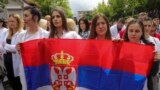  Protestatarii poartă un steag sârb pe străzile din Zvecan, nordul Kosovo, pe 31 mai.