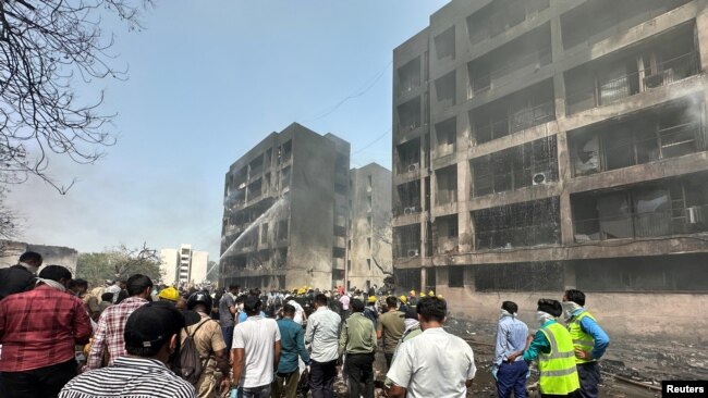 یک مقام ارشد پلیس به خبرنگاران گفت که ساختمان محل سقوط هواپیما، خوابگاه یک کالج پزشکی است