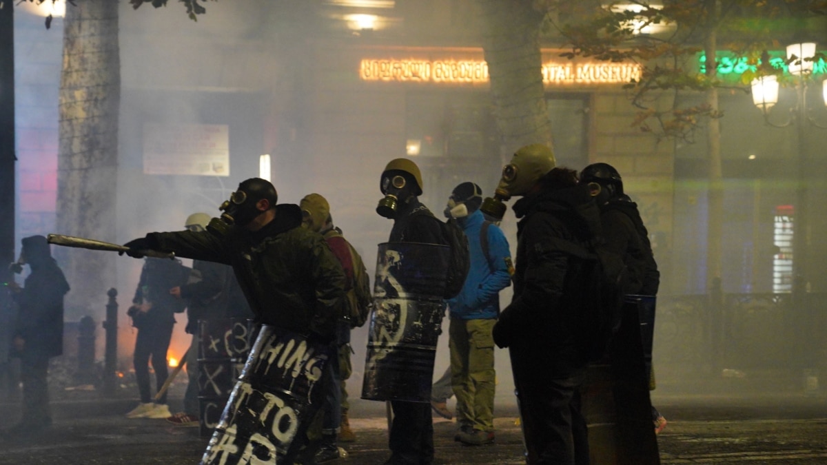 მომიტინგეები უნიღბოდ, პოლიცია ნიღბით – “ოცნება” აქციის მონაწილეებს ნიღბის ტარების უფლებას ართმევს