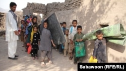 Afghan schoolchildren help set up their classroom on the outskirts of Jalalabad. (file photo)