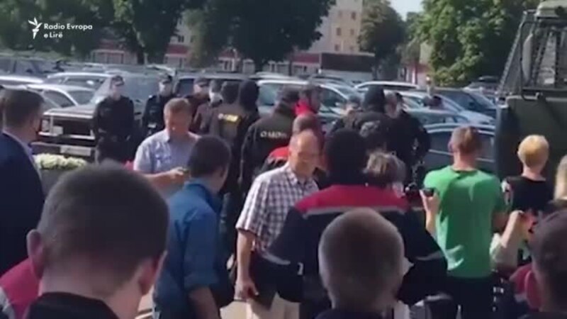 Minsk: Policia ndalon liderët opozitarë dhe protestuesit