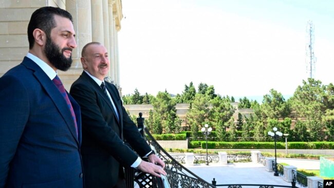 Президент Азербайджана Ильхам Алиев и исполняющий обязанности президента Сирии Ахмед аш-Шараа во время встречи в Баку. 12 июля 2025 года