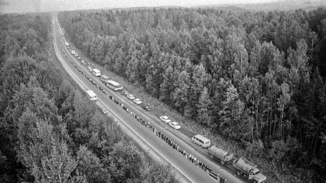 30 Years Ago: How A Photographer Captured The 'Baltic Chain