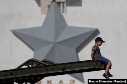 Italiyalik porno aktrisa Selena Qiz porno orqali hayajonlanadi