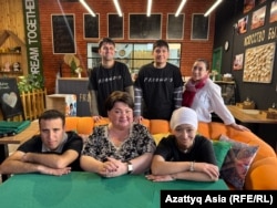 Исполнительный директор общественной организации «Ирода» Гульчехра Эргашева, менеджер кафе The Friends House Лола Аминджанова и ребята — Хушбахт, Равшан, Бахтовар и Шахноза