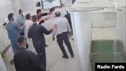 تصویری از ویدئوی درگیری یک مامور پلیس با نگهبان زندان اوین که گروه هکری «عدالت علی» منتشر کرده است.