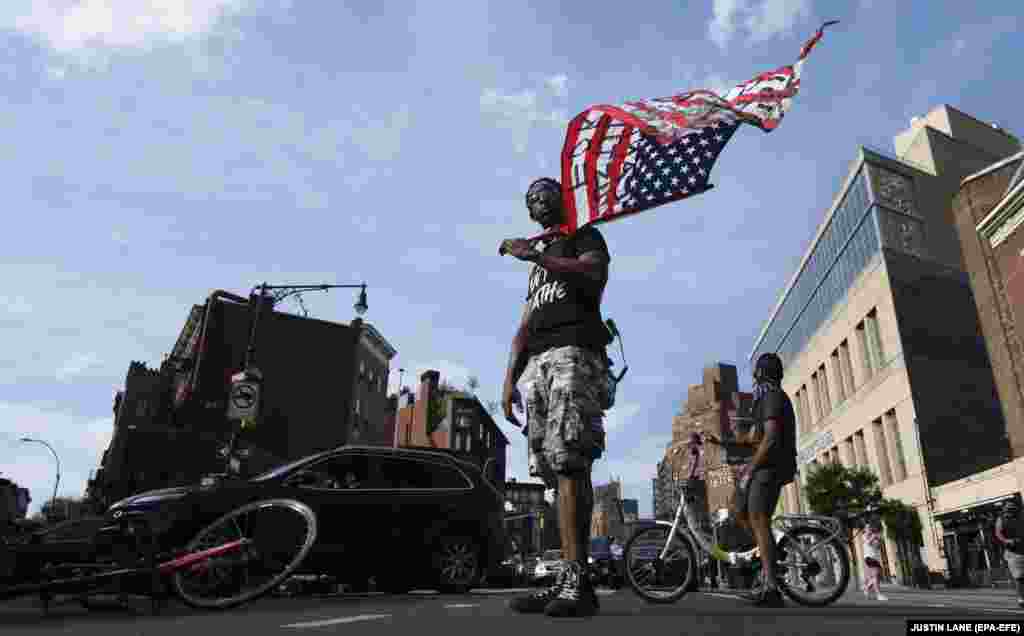 Чоловік з американським прапором допомагає блокувати рух на Сьомій авеню під час маршу &laquo;Black Lives Matter&raquo; (&laquo;Життя чорношкірих мають значення&raquo;). Нью-Йорк, штат Нью-Йорк, США