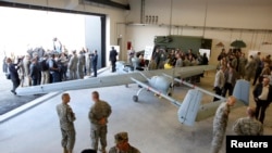 Militari germani şi americani la prezentarea oficială a dronei „Hunter”, baza militară americană din Vilseck-Grafenwoehr, 8 octombrie 2013