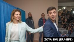 Архивска фотографија- претседателот Володимир Зеленски со неговата сопруга гласаат на претседателските избори