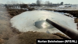 Үч бала ушул кичинекей көлмөгө чөгүп кеткен. Мындагы суунун тереңдиги 15-160 см. Көлмө айылдын четинде, балдардын бири жашаган үйгө жакын.