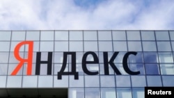 Логотип российской интернет-компании «Яндекс» в головном офисе компании в Москве.