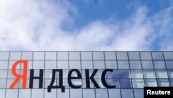 Логотип интернет-компании «Яндекс» на здании в Москве.