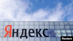 A Yandex logója a vállalat moszkvai központján