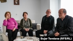 Nga majtas në djathtas: nëna, halla, axha dhe babai i Pajtim Bajramit.