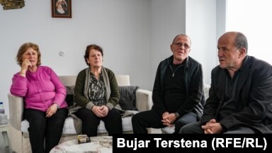 Nga majtas në djathtas: nëna, halla, axha dhe babai i Pajtim Bajramit.