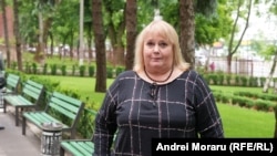 Profesoara de la liceul „Evrika”, Tatiana Stelmah, a venit să-și susțină elevii în fața centrului de examene de la liceul „Principesa Natalia Dadiani”, Chișinău, 4 iunie 2026