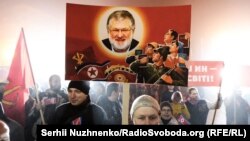 Під час акції «За ринок землі» під Офісом президента України. Її учасники вимагали «нормальної праволіберальної земельної реформи не під конкретних осіб, а для українців». Київ, 24 жовтня 2019 року