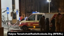 Оперативные службы на месте взрыва во Львове, Украина, 22 феврал 2026 года