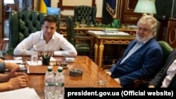 Președintele ucrainean Volodymyr Zelenskiy (stânga), întâlnindu-se cu Ihor Kolomoyskiy (dreapta) în biroul său din Kiev, în septembrie 2019.